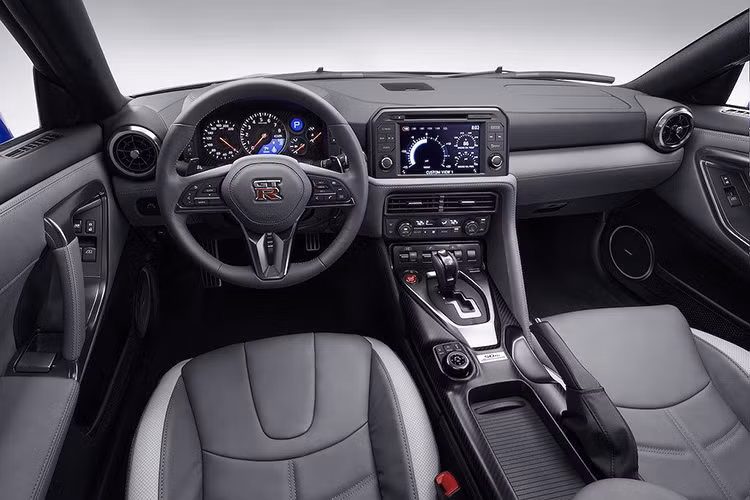 Dù chọn bất cứ màu sơn nào, bên trong Nissan GT-R 50th Anniversary Edition 2020 cũng sẽ được hoàn thiện trong cấu hình màu xám. Xe sở hữu vô lăng độc đáo, núm cần số đặc biệt, những chiếc ghế thể thao, trần bọc Alcantara, tấm che nắng, bảng táp-lô còn được bọc da Nappa thủ công tinh tế với độ chính xác theo phong cách Takumi của Nhật Bản.