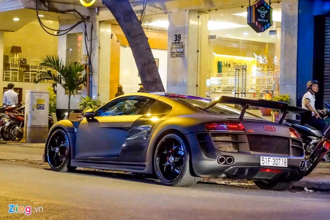 Đầu tiên là dàn bodykit của hãng PPI Design mang tên Razor, bao gồm thân rộng bằng sợi carbon, cánh gió lớn và các khe khuếch tán trước/sau.