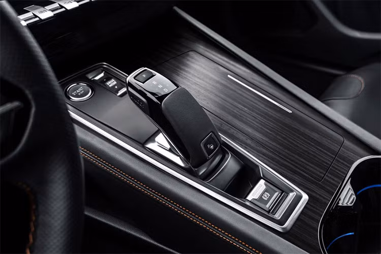 Những trang bị ấn tượng khác của nội thất của Peugeot 508 bản 2019 bao gồm ghế AGR, hệ thống mát-xa với 5 chế độ, cửa sổ trời toàn cảnh Panorama mở rộng và dàn âm thanh Focal. Trong khi đó, da Nappa hoặc Full-grain, Alcantara và gỗ thật là trang bị tùy chọn của xe.