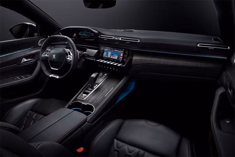 Bên trong chiếc 508 2019 được hãng xe hơi Peugeot thiết kế không gian nội thất i-Cockpit, bao gồm vô lăng gọn gàng, màn hình cảm ứng điện dung 10 inch, màn hình 12,3 inch trên bảng đồng hồ kỹ thuật số với 6 chế độ hiển thị khác nhau cùng hệ thống Night Vision mới.