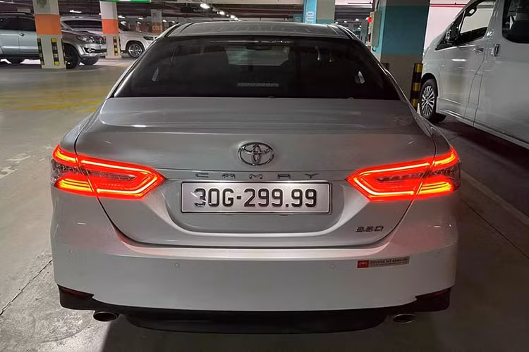 Toyota Camry mới tại Việt Nam sở hữu phong cách thiết kế mang tính "lột xác" so với phiên bản hiện hành. Phần đầu xe với lưới tản nhiệt hình chữ X cỡ lớn kết hợp cùng hệ thống đèn chiếu sáng công nghệ mới Hi-LED. Xe được trang bị cụm đèn hậu lớn ôm gọn vào bên hông, một phần tích hợp vào nắp ca-pô. Ống xả đơn nằm sâu bên dưới được làm bằng chất liệu kim loại sáng không gỉ, mâm đa chấu với kích thước 18 inch.
