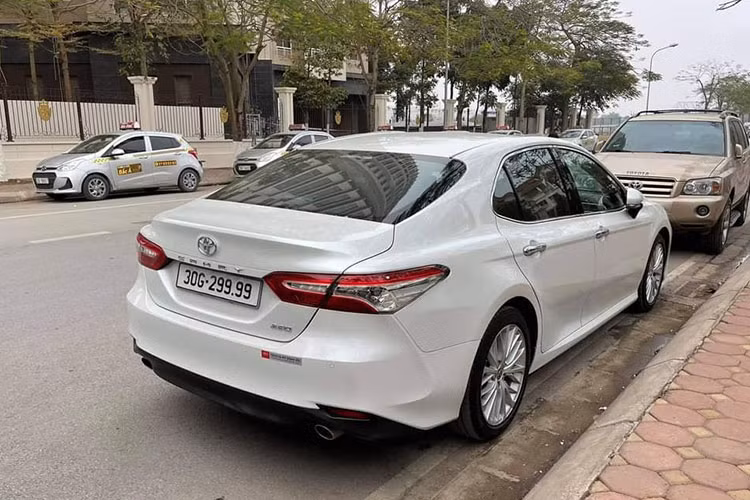 Nhiều người cho rằng, khi sở hữu biển số tứ quý 9, việc làm ăn sự nghiệp của chủ nhân sẽ gặp nhiều thuận lợi. Vì vậy, những chiếc xe sở hữu biển số đẹp thường được bán lại với giá rất cao, gấp nhiều lần giá trị thực của xe. Tuy nhiên dù đang rao bán với giá hơn 2 tỷ đồng, nhiều người dùng vẫn e dè với chiếc Toyota Camry biển tứ quý 9 này bởi hiện tình đại dịch Covid-19 đang diễn ra rất phức tạp.