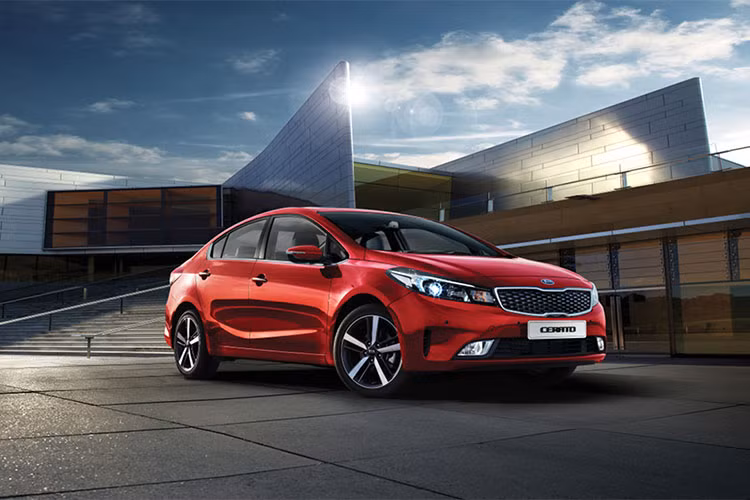 Mẫu xe sedan hạng C này có kích thước dài x rộng x cao nhỉnh hơn phiên bản cũ lần lượt 4.640 mm x 1.800 mm x 1.440 mm, chiều dài cơ sở giữ nguyên 2.700 mm. Khoang chứa đồ tăng dung tích từ 482 lên 502 lít.