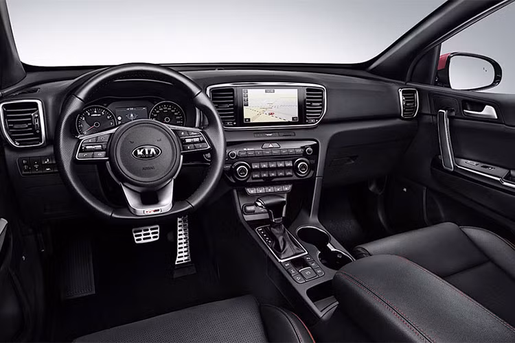 Bên trong Kia Sportage 2019, người lái được chào đón bằng vô lăng mới, bảng đồng hồ cải tiến và nội thất phối 2 màu đen - xám. Bản GT-Line sẽ được trang bị nội thất bọc da màu đen - xám hoặc đen với điểm nhấn màu đỏ như trong ảnh. Khi mua xe, khách hàng có thể chọn màn hình cảm ứng 7 inch hoặc loại không viền 8 inch cho hệ thống thông tin giải trí.