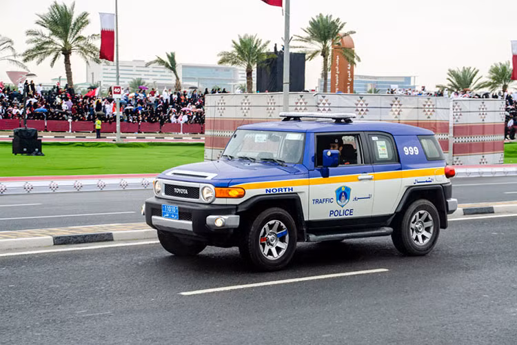 Toyota Land Cruiser Prado - anh em của Land Cruiser - cũng xuất hiện trong dàn xe của cảnh sát Qatar. So với Land Cruiser, Toyota Land Cruiser Prado "sinh sau đẻ muộn" hơn, ra mắt từ năm 1984. Hiện Toyota Land Cruiser Prado mới có 4 thế hệ và chưa được nâng cấp toàn diện như đàn anh Land Cruiser.