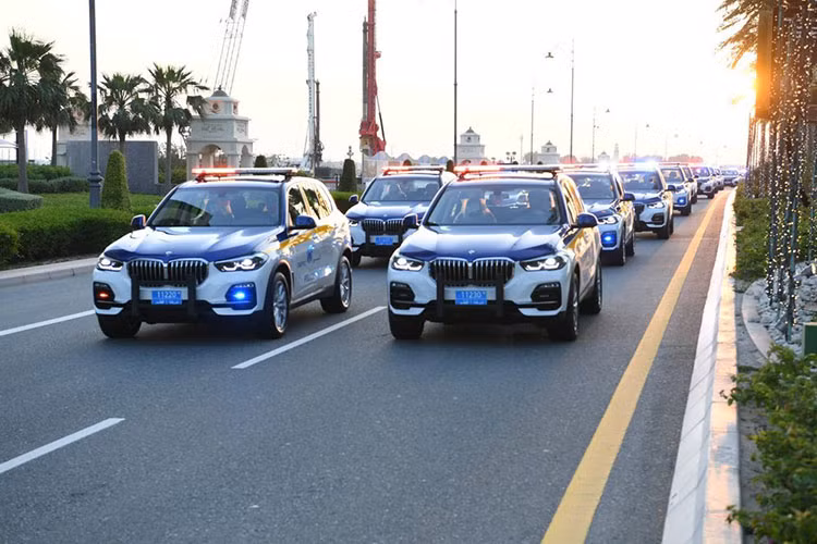Ngoài các mẫu xe phổ thông, cảnh sát Qatar còn dùng cả ôtô hạng sang, điển hình như BMW X5. Dàn SUV hạng sang BMW X5 có vẻ được dùng chủ yếu cho lực lượng cảnh sát giao thông của Qatar.