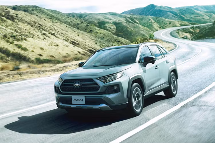 Sau khi ra mắt thị trường Bắc Mỹ và châu Âu, mẫu crossover cỡ C Toyota RAV4 thế hệ mới giờ đây lại được giới thiệu tại quê nhà Nhật Bản. So với phiên bản ở Mỹ và châu Âu, RAV4 2019 dành cho thị trường Nhật Bản sở hữu thiết kế không có gì khác biệt. Thay vào đó, Toyota RAV4 2019 tạo sự điểm nhấn riêng bằng động cơ bên dưới nắp capô.