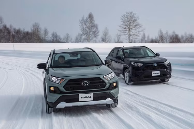 Toyota RAV4 2019 bản tiêu chuẩn tại Nhật Bản còn đi kèm hệ dẫn động cầu trước tiêu chuẩn và 4 bánh tùy chọn. Trong đó, hệ dẫn động Dynamic Torque Control 4WD có tính năng điều hướng mô-men xoắn. Tác dụng của tính năng này là phân bổ mô-men xoắn tới bánh trái và phải cũng như trước/sau. Bên cạnh đó, Dynamic Torque Control 4WD còn có cơ cấu ngắt cầu để chuyển sang dẫn động cầu trước khi không cần dùng đến hệ dẫn động 4 bánh.