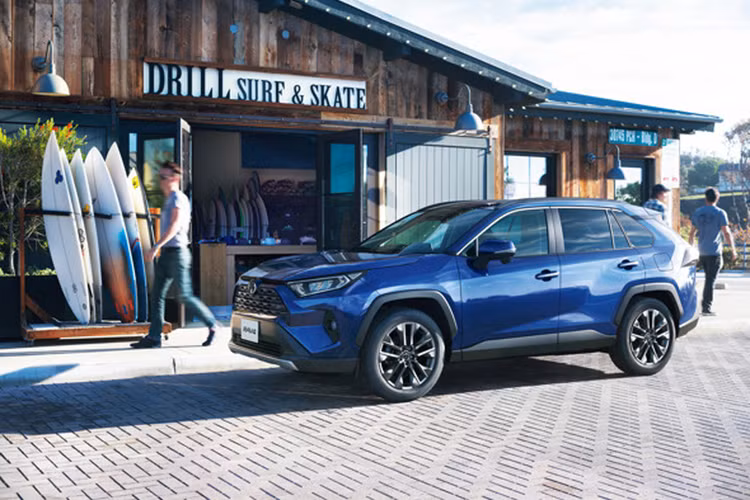 Giá xe Toyota RAV4 2019 tại Nhật Bản dao động từ 2.608.200 - 3.817.800 Yên (khoảng 544 - 796 triệu đồng). Xe sẽ cạnh tranh với những đối thủ truyền thống như Honda CR-V, Mazda CX-5 và Subaru Forester.