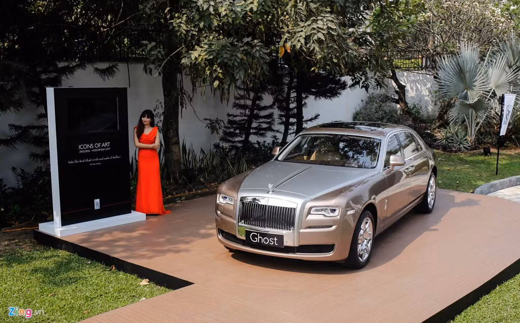  Sáng 29/3, Rolls-Royce Motor Cars Hanoi tổ chức buổi ra mắt những sản phẩm bespoke mới tại TP HCM. Bên cạnh đó, hãng cũng giới thiệu đến giới doanh nhân "siêu giàu" tại thị trường Việt chiếc siêu xe sang Rolls-Royce Ghost bespoke.