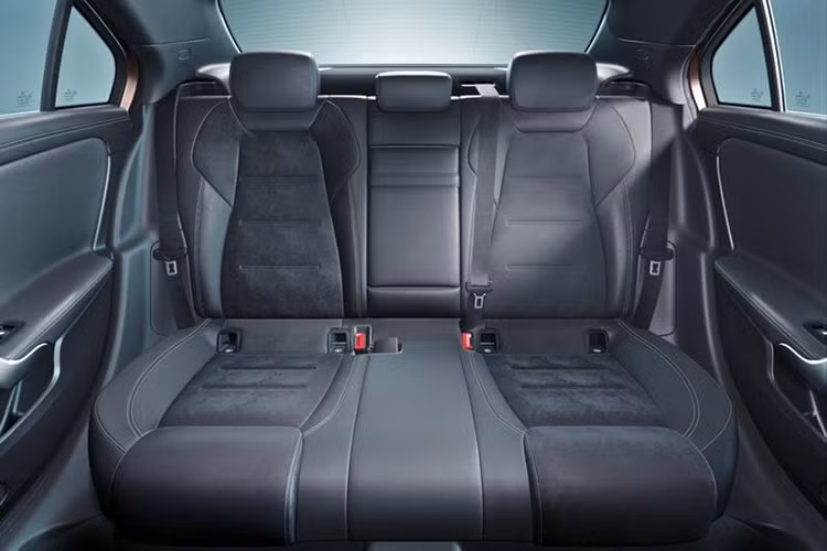 Trong khi đó, ghế bọc da của Mercedes-Benz A-Class Sedan 2019 có giá 1.450 USD. Con số tương ứng của ghế trước sưởi/thông khí là 1.030 USD. Với những người thích nội thất công nghệ cao hơn, hãng Mercedes-Benz sẵn sàng đáp ứng với gói Premium trị giá 1.550 USD, bao gồm 2 màn hình 10,3 inch.
