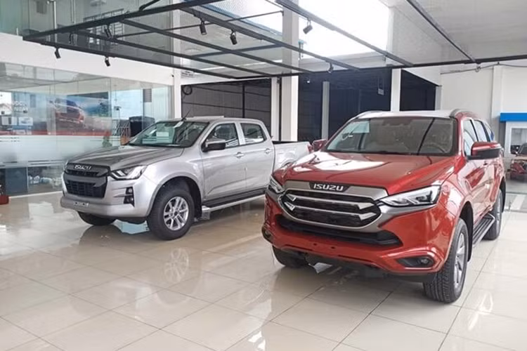 "Chốt" bảng xếp hạng doanh số nhóm vẫn là Isuzu MU-X với 236 xe được người tiêu dùng lựa chọn, giảm 47,9% so với năm 2022. Thiết kế chưa thực sự bắt mắt cùng trang bị tiện nghi có phần kém đối thủ đã khiến MU-X dù sở hữu giá bán thuộc hàng rẻ nhất nhóm (từ 910.8 triệu đồng) nhưng chưa thể tiếp cận được số đông người Việt.