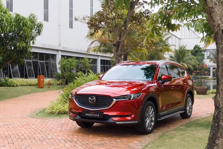 Doanh số bán xe Mazda CX-8 trong năm vừa qua cũng theo chiều đi xuống, song mức giảm nhẹ gần như nhất nhóm, giảm 21,2% đã giúp mẫu SUV Nhật thăng hạng 1 bậc trên cuộc đua giành thị phần.