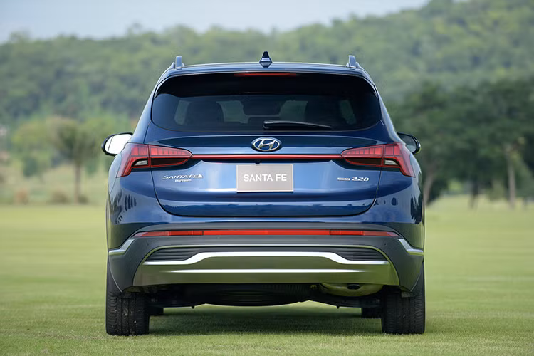 Cú "hụt chân" này đã khiến mẫu xe SUV SantaFe trở thành "cựu vương" và lùi xuống đứng thứ 2 trong đội hình phân khúc SUV 7 chỗ tại thị trường Việt Nam.