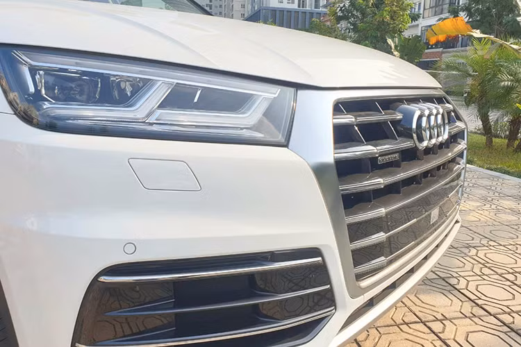 Tương tự như chiếc Q7 trước đó, Q5 phiên bản này cũng đã sở hữu lưới tản nhiệt lục giác mới với khung to bản. Mọi phiên bản Audi Q5 tại Việt Nam sẽ đều sử dụng đèn pha full LED chủ động. Những đường gân dập nổi trên nắp ca-pô chạy nối liền các góc cạnh của lưới tản nhiệt và đèn pha, khiến dáng xe trở nên thanh thoát hơn.