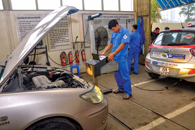 Muc phi kiem dinh oto tai Viet Nam ruc rich tang