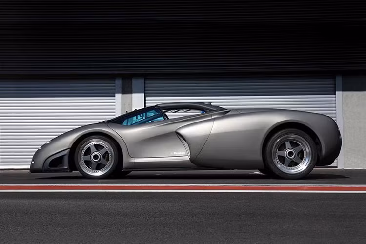 Lamborghini Marzal là mẫu xe concept được trang bị cửa cánh chim làm hoàn toàn bằng kính. Thiết kế này khiến nhà sáng lập Ferruccio Lamborghini lo ngại là người đi đường có thể nhìn thấy toàn bộ đôi chân của một quý cô ngồi bên trong xe.