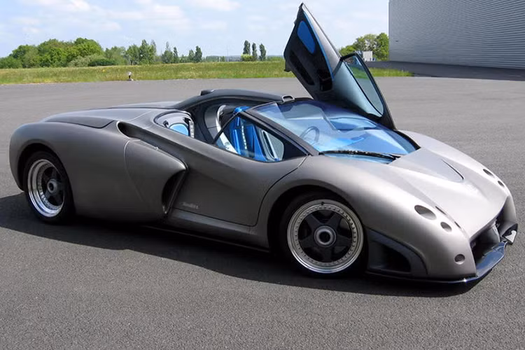 Không phải là mẫu xe Lamborghini thiết kế xấu nhất nhưng Pregunta lại cần cụm đèn pha lớn hơn và một nửa phần nóc nữa thì mới có cơ hội lên dây chuyền sản xuất thương mại. Trong tiếng Tây Ban Nha, cái tên "Pregunta" có nghĩa là "câu hỏi". Tuy nhiên, dù câu hỏi là gì thì Lamborghini Pregunta cũng chẳng phải câu trả lời.