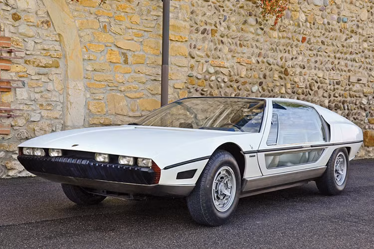 Không chỉ sở hữu thiết kế gây tranh cãi, Lamborghini Marzal còn được trang bị động cơ 6 xi-lanh thẳng hàng. Động cơ này chạy mượt mà có thông số vận hành hợp lý nhưng lại chỉ có 6 xi-lanh. Trong khi đó, chẳng mẫu xe nào của Lamborghini sử dụng động cơ ít hơn 8 xi-lanh