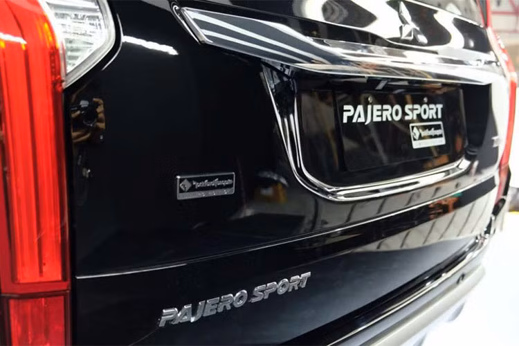 Ở cửa cốp và vỏ bọc lốp dự phòng phía sau của chiếc Mitsubishi Pajero Sport mới này đều có dòng chữ "Rockford Fosgate Limited Edition" như dấu hiệu nhận biết cho phiên bản đặc biệt giới hạn.