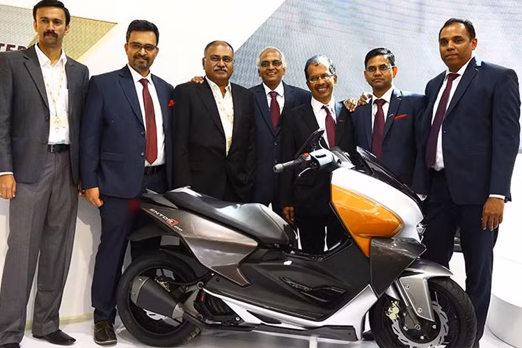 Hãng sản xuất xe TVS Motor Company tại Ấn Độ mới đây đã thông báo về việc chuẩn bị cho ra mắt mẫu xe ga TVS Entorq 210 hoàn toàn mới. Mẫu xe này được dựa trên phiên bản TVS Entorq 210 Concept lần đầu tiên ra mắt tại Triển lãm Auto Expo 2018 tại Ấn Độ hồi đầu năm.