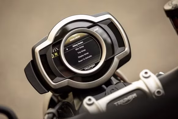 Không giống như những phiên bản trước đây, đồng hồ của Triumph Scrambler 1200 mới sẽ là dạng màn hình màu với nhiều công nghệ được tích hợp cho xe như hành trình, các chế độ lái, ABS và cảnh báo....