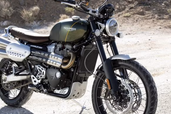 Dù vậy, vẻ ngoài cổ điển mẫu mực là linh hồn của những chiếc xe môtô Triumph của Anh quốc vẫn được hãng duy trì nguyên vẹn trên 2 mẫu xe mới bao gồm Triumph Scrambler 1200 XC và 1200 XE mới.