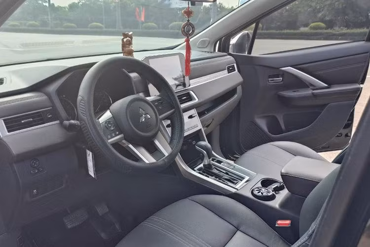 Mitsubishi Xpander 2022 thế hệ mới đang bán tại Việt Nam là mô hình nâng cấp giữa vòng đời, ra mắt thị trường ôtô vào tháng 6/2022. Ở lần làm mới này, Xpander nhận tới 20 điểm cải tiến toàn diện từ thiết kế cho đến trang bị và cảm giác lái.