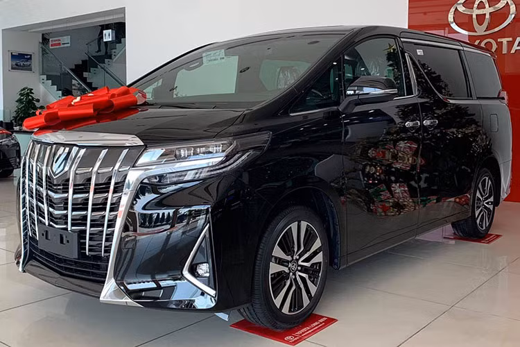 Kết thúc tháng 12/2021 chiếc MPV cao cấp của Toyota có lượng bán ra là 18 xe. Cộng dồn năm 2021, Toyota Alphard bán được 107 xe. Toyota Việt Nam hiện bán Alphard bản 2021 với 2 lựa chọn: màu trắng giá 4,227 tỷ đồng và các màu còn lại giá 4,219 tỷ đồng.