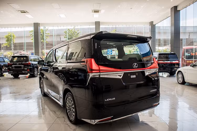 Là bản full option nên Lexus trang bị cho LM300h 2020 các công nghệ an toàn tân tiến hàng đầu như: Hệ thống quản lý vận hành thông minh VDIM, hệ thống đảm bảo an toàn trước va chạm PCS, hỗ trợ theo dõi làn đường LTA, hỗ trợ chuyển làn với giám sát điểm mù BSM, điều khiển hành trình bằng radar DRCC, kiểm soát ổn định thân xe VSC, kiểm soát lực kéo TRC, phanh ABS/EBD/BA, cảnh báo áp suất lốp, cảnh báo giao thông phía sau RCTA..