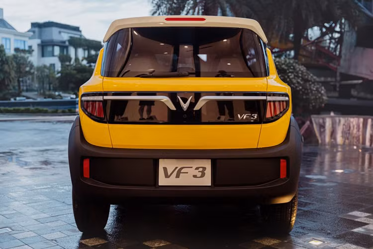 Với khách hàng mua xe Vinfast VF3 không kèm pin, VinFast cung cấp chính sách thuê pin theo 3 mốc. Cụ thể, chi phí thuê pin sẽ là 900.000 đồng/tháng với quãng đường di chuyển dưới 1.500 km, 1.200.000 đồng/tháng cho quãng đường di chuyển từ 1.500 - 2.500 km và 2.000.000 đồng/tháng cho quãng đường di chuyển trên 2.500 km.
