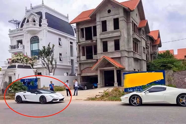 Một đại gia ở Hải Phòng mới đây đã gây bất ngờ khi tậu đến 3 chiếc siêu xe Ferrari 488 GTB màu xám và mui trần Ferrari 458 Spider. Nhưng đáng chú ý nhất chính là hàng cực độc Lamborghini Gallardo LP570-4 Spyder Performante mới chỉ có duy nhất 1 xe tại Việt Nam.