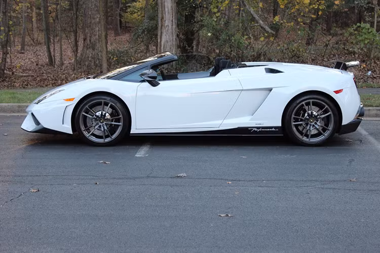 Vào tháng 11/2010, hãng siêu xe Lamborghini đã công bố chiếc mui trần tuyệt đẹp Gallardo LP570-4 Spyder Performante, đây được xem như là phiên bản mui trần của Lamborghini Gallardo LP570-4 Superleggera chỉ có đúng một chiếc tại Việt Nam.