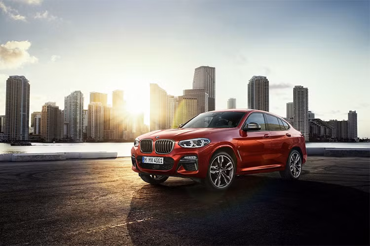 Được ra mắt từ năm 2014, hiện tại BMW đã bán được hơn 20.000 chiếc X4 trên toàn thế giới, ''tiểu X6'' sẽ được ra mắt tại triển lãm Geneva Motor Show 2018 vào tháng 03/2018 sắp tới. Dự kiến xe sẽ có mức giá bắt đầu từ 50.450 USD (1,13 tỷ đồng) và 60.450 USD (1,36 tỷ đồng) cho phiên bản cao cấp nhất khi được bán ra tại Mỹ vào tháng 07/2018.