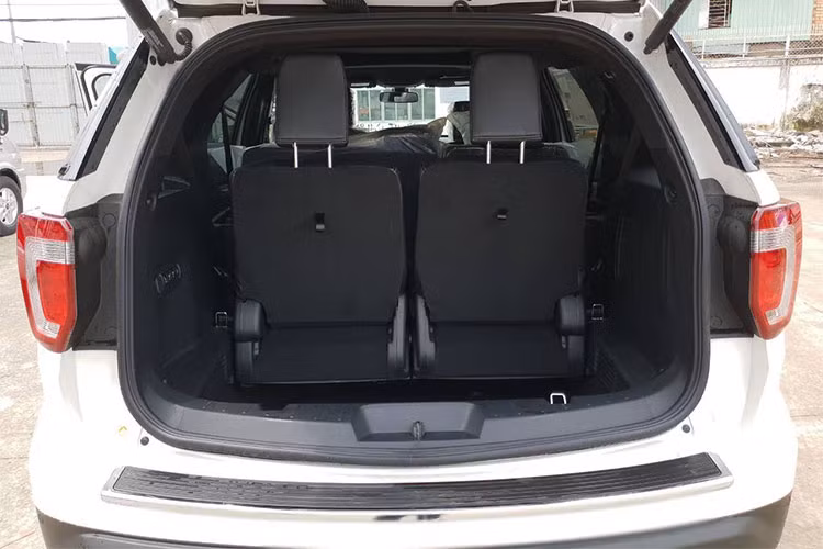 Ford Explorer 2018 tiếp tục được trang bị động cơ xăng tăng áp 2.3L Ecoboost 4 xylanh thẳng hàng, sản sinh công suất cực đại 273 mã lực tại 5.600 vòng/phút và mô-men xoắn tối đa 420 Nm tại 4.000 vòng/phút. Kết hợp với hộp số tự động 6 cấp SelectShift là hệ thống dẫn động 2 cầu chủ động toàn thời gian 4WD và các tính năng hỗ trợ offroad...