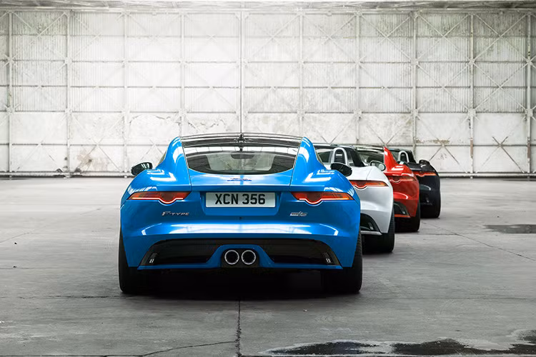 F-Type British Design Edition 2017 vẫn được trang bị động cơ loại 3.0L tăng áp, nhiên liệu xăng sản sinh công tối đa 375 mã lực, mô-men xoắn cực đại 460Nm tương tự như trên F-Type S tiêu chuẩn. Khối động cơ này sẽ đi kèm với hộp số 8 cấp sang số nhanh hoặc hộp số tay 6 cấp.