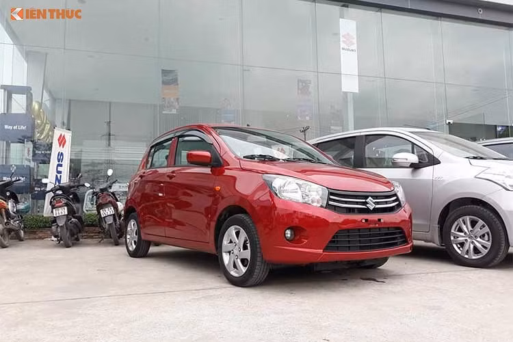 Mẫu Suzuki Celerio giá rẻ, cỡ nhỏ mới nhất được Suzuki Việt Nam mang về nước theo dạng nhập khẩu với tham vọng cạnh tranh sòng phẳng với "đối thủ" Kia Morning hay Hyundai Grand i10 ở phân khúc xe hạng A.