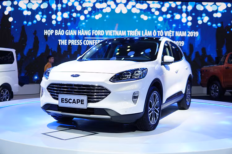 Ford Escape 2020 tại Việt Nam dự tính sẽ có 2 phiên bản và sử dụng chung khối động cơ EcoBoost, dung tích 1.5L có công suất tối da 180 mã lực giống với máy của Focus mới bị ngừng lắp ráp. Rất có khả năng động cơ 1.5L của Ford Escape 2020 tại Việt Nam sẽ được chuyển từ 4 xi-lanh sang 3 xi-lanh và bổ sung công nghệ ngắt xi-lanh chủ động giúp giảm lượng xăng tiêu thụ giống ở thị trường nước ngoài.