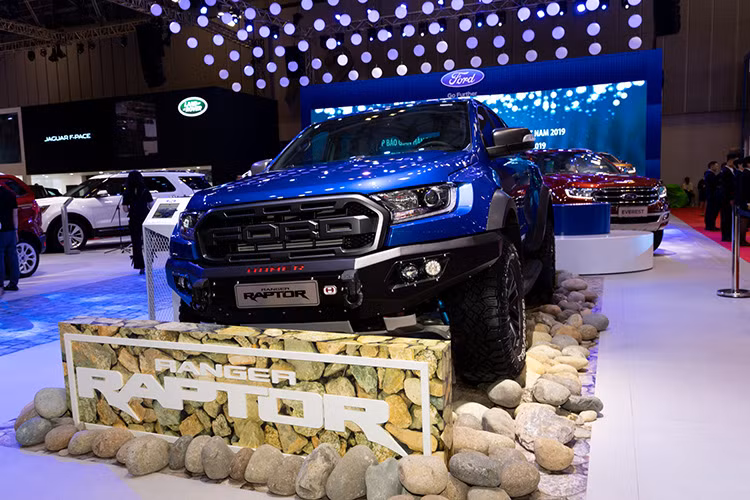 Bổ sung vào đó, Ford Everest, chiếc SUV 7 chỗ tầm trung, chia sẻ động cơ và hệ truyền động tiên tiến với các dòng bán tải như Ranger hay Raptor, là mẫu xe SUV duy nhất hiện nay được trang bị hộp số tự động 10 cấp. Everest vốn đã rất nổi tiếng về khả năng off-road mạnh mẽ, vận hành bền bỉ, an toàn và có nhiều tiện nghi, phù hợp cho các gia đình lớn hoặc các công ty vừa và nhỏ.