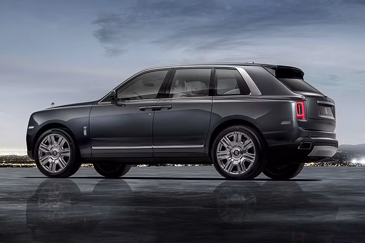 Tại thị trường Mỹ, mẫu xe SUV siêu sang Cullinan khi mới ra mắt được chào bán với mức giá từ 325.000 USD (tương đương khoảng 7,39 tỷ đồng), tất nhiên con số này chưa bao gồm các tuỳ chọn xa xỉ khác.
