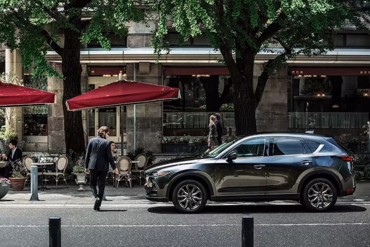 Mazda CX-5 Signature AWD 2019 sử dụng động cơ dầu diesel Skyactiv-D 2.2 lít có bộ tăng áp kép tuần tự, đem tới phản ứng mượt mà dù ở vòng tua máy thấp hay cao. Khối động cơ này sản sinh công suất 168 mã lực tại 4.000 vòng/phút và mô-men xoắn cực đại 393Nm ở 2.000 vòng/phút.