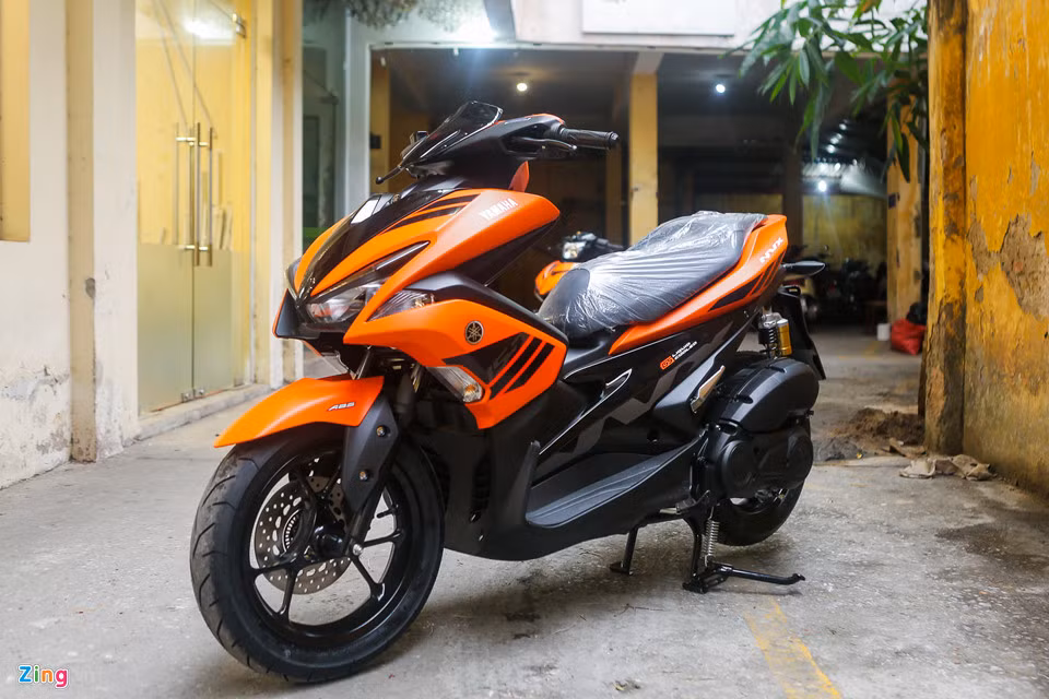 Sau khoảng một năm bán tại Việt Nam, mẫu xe ga Yamaha NVX 155 hiện có đến 5 phiên bản, trong đó một phiên bản tiêu chuẩn và 4 phiên bản ABS khác nhau về màu sắc. Màu cam đen mờ này là thành viên mới nhất.