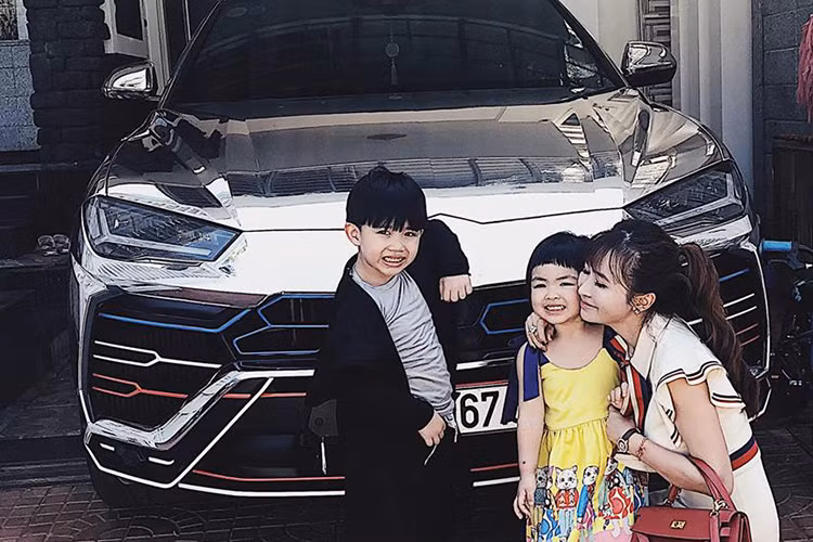 Lamborghini Urus của Minh Nhựa sở hữu động cơ xăng V8, tăng áp kép, dung tích 4.0 lít, cho công suất tối đa 650 mã lực và mô-men xoắn cực đại 850 Nm. Động cơ kết hợp cùng hộp số tự động 8 cấp và hệ dẫn động 4 bánh giúp xe có thể tăng tốc từ vị trí xuất phát lên 100 km/h trong 3,6 giây trước khi đạt vận tốc tối đa 305 km/h.