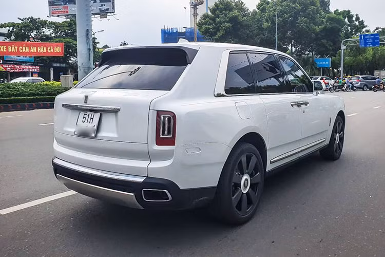 Lưới tản nhiệt dạng chữ nhật đặc trưng của Rolls-Royce được mạ crom sáng. Nhiều chi tiết khác cũng được hoàn thiện bằng cách này phải kể đến như viền cửa sổ, đường lằn chạy bên dưới cửa xe, ốp ống xả, hốc gió và tay nắm cửa. Xe sử dụng bộ mâm màu đen mờ, thiết kế 7 chấu to bản, kích thước 22 inch. Ở chính giữa bánh xe, logo Rolls-Royce tự cân bằng được tô điểm bằng viền màu trắng, tệp với màu sơn xe. 