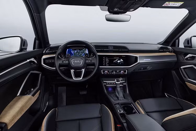 Bên trong nội thất của Q3 2019 có thiết kế góc cạnh, nhấn mạnh bởi các đường viền bạc to bản tạo thành vòm đa giác làm nổi bật thêm màn hình thực tế ảo Virtual Cockpit với cụm đồng hồ dùng màn hình 12,3 inch và màn hình thông tin giải trí trung tâm 8,8 inch (có tùy chọn 10 inch).