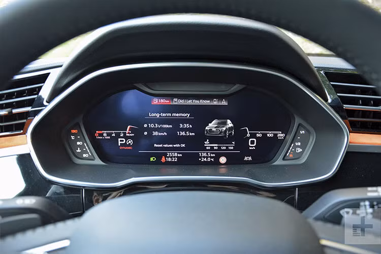 Trên mẫu xe mới này hãng xe sang Audi cũng trang bị thêm các chức năng như Apple CarPlay và Android Auto, 2 cổng USB ở hàng ghế trước và 2 cổng USB cho hàng ghế sau, ổ cắm 12 V cho hàng ghế sau. Một tính năng công nghệ kết nối và giao tiếp với các xe trên đường. Nhờ đó, Q3 có thể "liên lạc" với các xe khác để biết tình trạng đường xá hoặc thời tiết.