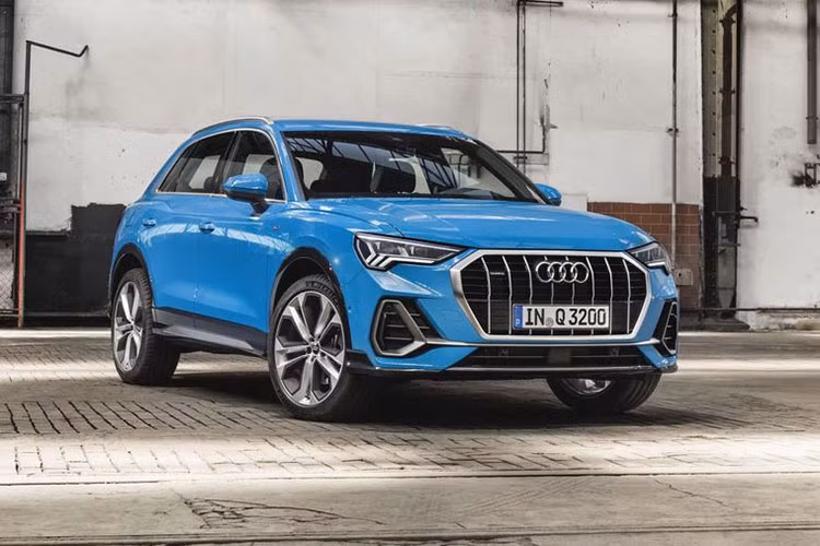 Audi Q3 2019 dài hơn thế hệ cũ đến 965 mm, và có chiều dài trục cơ sở lớn hơn 76 mm. Điều này giúp cho hàng ghế sau của xe được nới rộng, tạo sự thoải mái cho hành khách. Nó cũng đồng thời tăng sức chứa khoang hành lý lên 674 lít và lên 1.526 lít khi gập ghế (so sánh với đối thủ BMW X1 có sức chứa 505 lít và 1,.550 lít).
