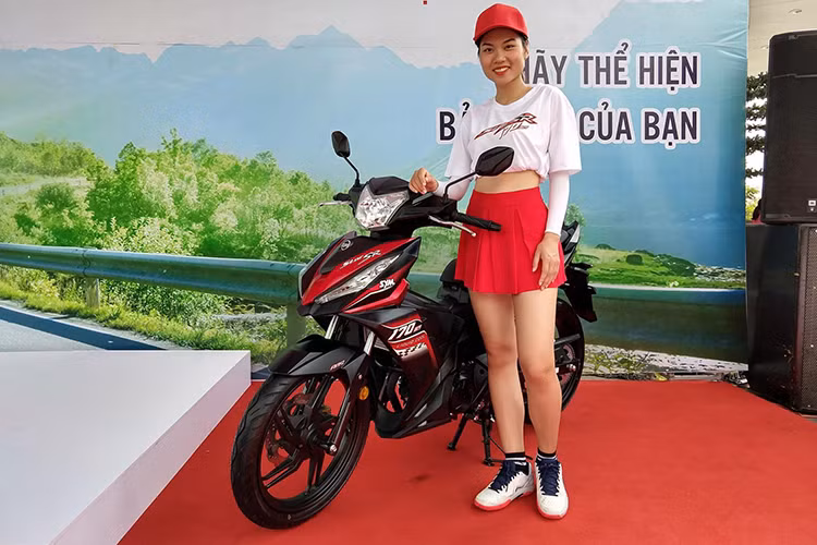 Cuối tuần vừa qua, thương hiệu xe máy Đài Loan - SYM tại Việt Nam vừa chính thức ra mắt mẫu xe côn tay SYM StarSR 170. Nằm trong phan khúc underbone, mẫu xe này sẽ cạnh tranh với các đối thủ cùng phân khúc hiện nay như Yamaha Exciter 150 và Honda Winner 150 đến từ Nhật Bản.