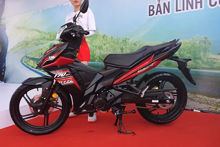 Về ngoại hình, mẫu xe máy SYM StarSR 170 mới có thiết kế khá thể thao nhờ dàn áo quây dạng hộp 3D với nhiều đường cắt, gập rất cứng cáp. Phần mặt nạ khá lớn có thiết kế môi nhựa chìa ra phía trước khiến người dùng liên tưởng đến thiết kế của những chiếc môtô phân khối lớn Kawasaki.