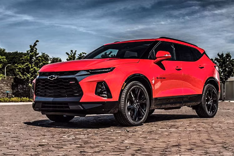 Tại thị trường ôtô Mỹ, hãng xe hơi Chevrolet định vị mẫu xe SUV Blazer của mình nằm giữa Equinox cỡ nhỏ và Traverse cỡ lớn. Ngoại hình của mẫu xe Chevrolet Blazer 2019 lấy cảm hứng khá nhiều từ "người anh em" mẫu xe cơ bắp đình đám Camaro vừa ra mắt không lâu.